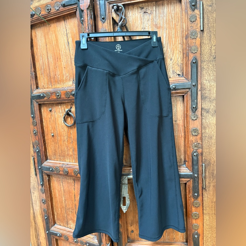 Move Theology Yoga Capris M EUC